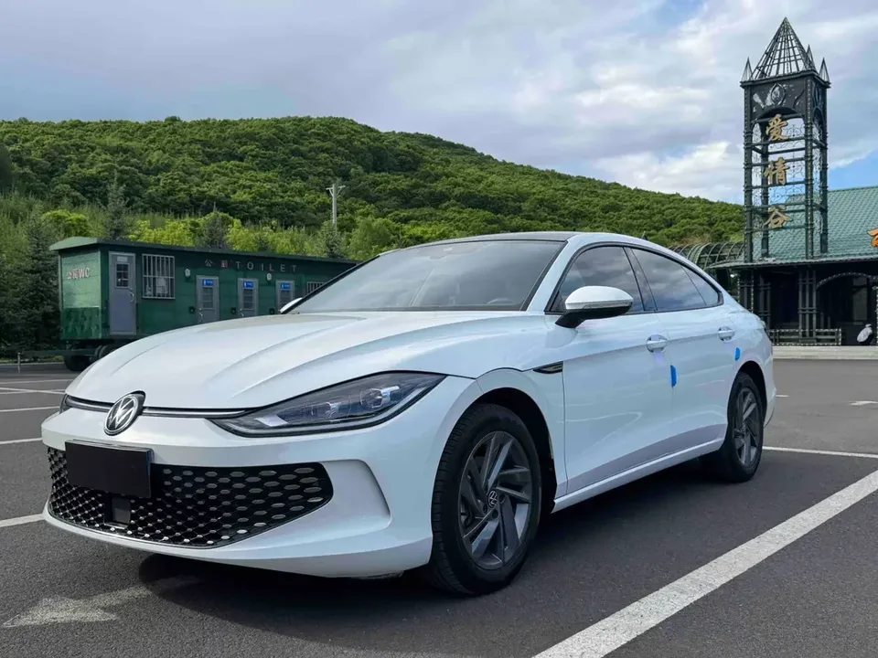 Volkswagen Lamando Lingdu 2023 Lingdu L 280TSI DSG Hot Edition 2023 — photo 1, buy with delivery to Moscow