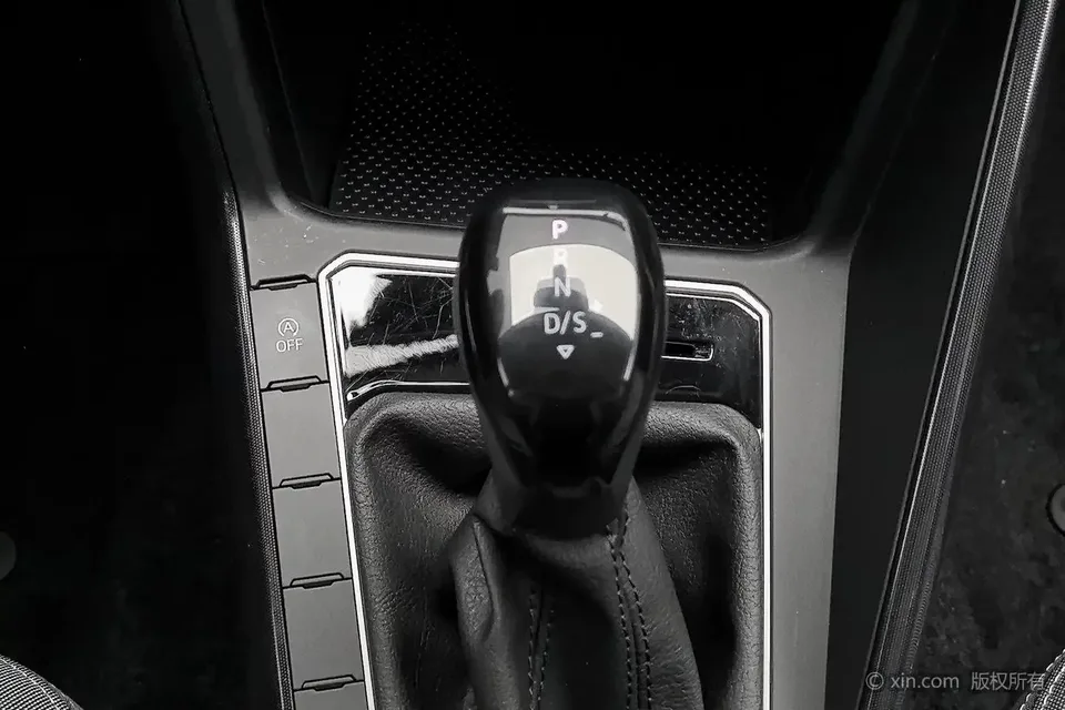 Volkswagen Lavida Lavida 2025 New 1.5L Outstanding New Elegant Edition 2024 — миниатюра 4