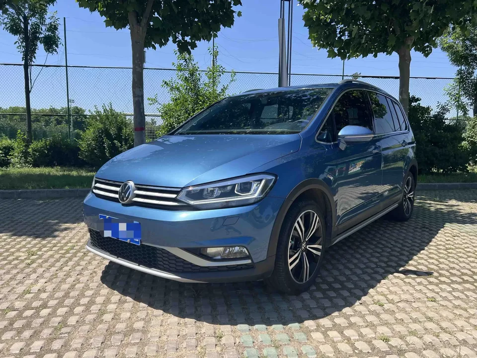 Volkswagen Touran L Touran L 2021 280TSI DSG 6-seater 2023 — photo 1, buy with delivery to Moscow