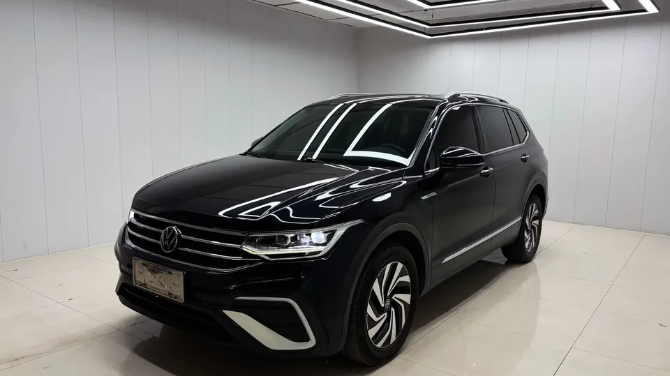 Volkswagen Tiguan L Tiguan L 2023 280TSI Limited Edition 2023 — photo 1, buy with delivery to Moscow
