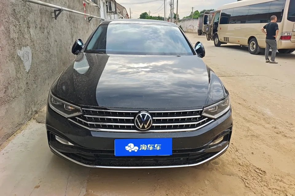 Volkswagen Magotan Magotan 2023 2 millionth anniversary edition 280TSI DSG leading model 2024 — photo 1, buy with delivery to Moscow
