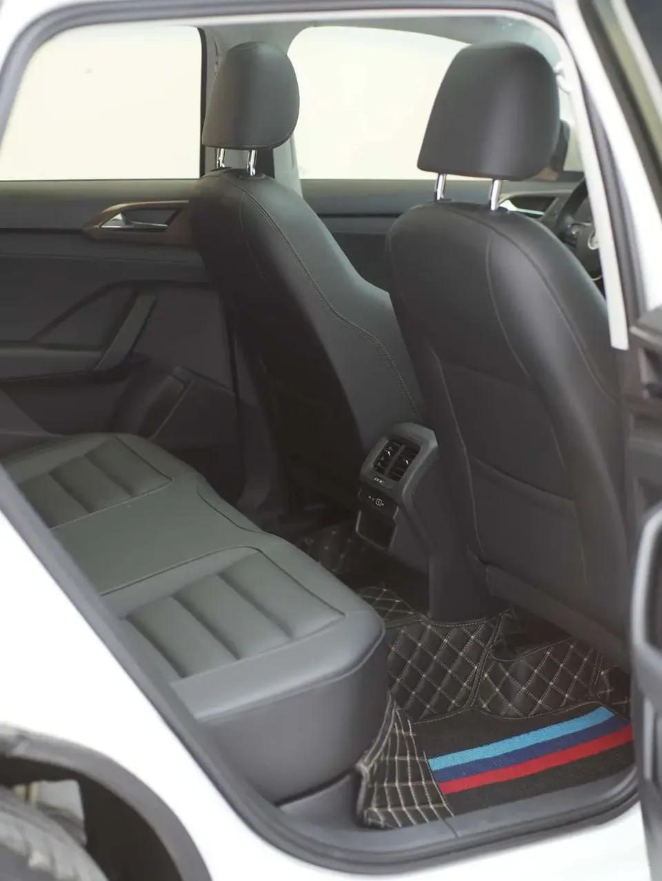Volkswagen Tharu tuyue 2022 280TSI 2WD Deluxe Edition 2022 — thumbnail 4