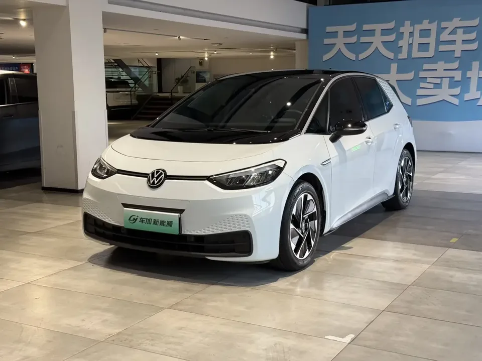 Volkswagen ID.3 Volkswagen ID.3 2023 Upgraded Pure Smart Edition 2023 — photo 1, buy with delivery to Moscow