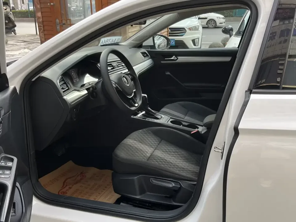 Volkswagen Lamando Lingdu 2021 230TSI DSG Fashion Edition 2022 — thumbnail 5