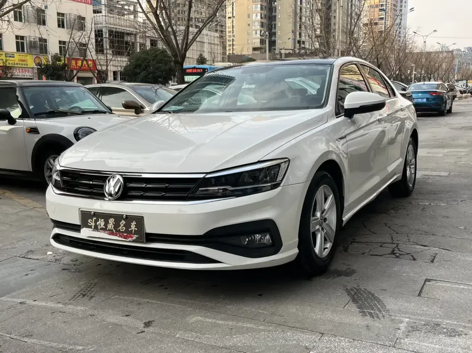 Volkswagen Lamando Lingdu 2021 230TSI DSG Fashion Edition 2022 — photo 1, buy with delivery to Moscow