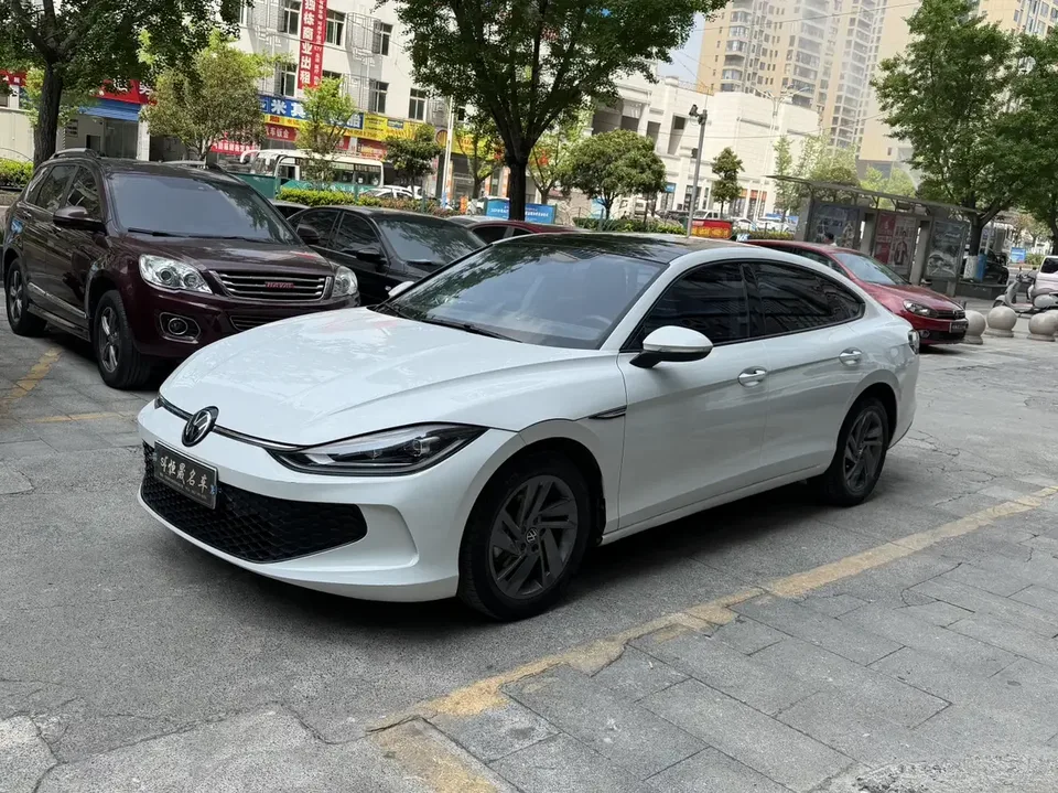 Volkswagen Lamando Lingdu 2024 Lingdu L 200TSI DSG Hot Edition 2024 — photo 1, buy with delivery to Moscow