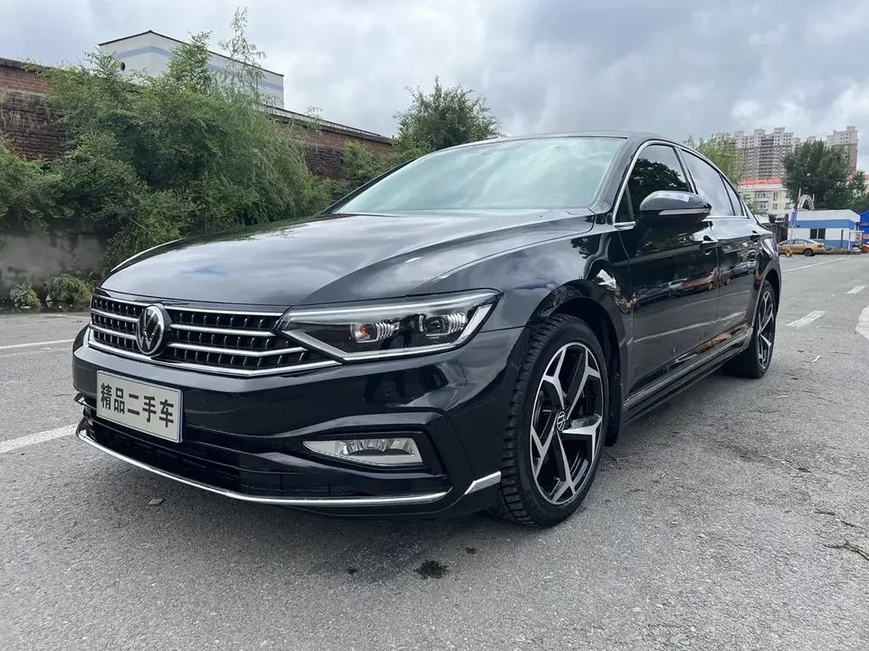 Volkswagen Magotan Magotan 2023 2 millionth anniversary edition 280TSI DSG leading model 2023 — photo 1, buy with delivery to Moscow