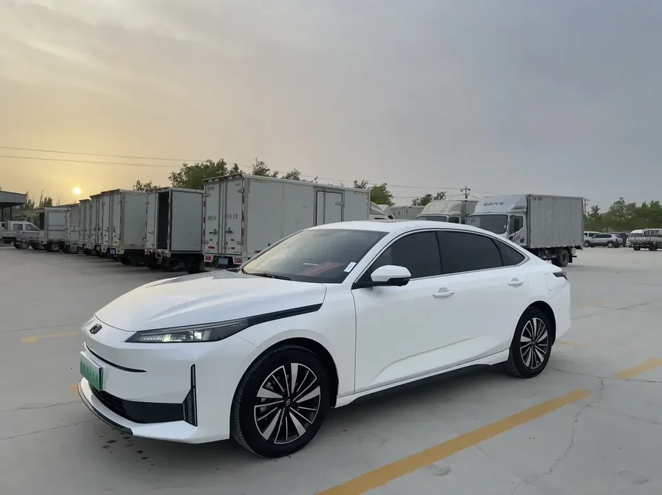 Changan Qiyuan A05 Changan Qiyuan A05 2025 Really fragrant version 145 transcendence 2025 — photo 1, buy with delivery to Moscow