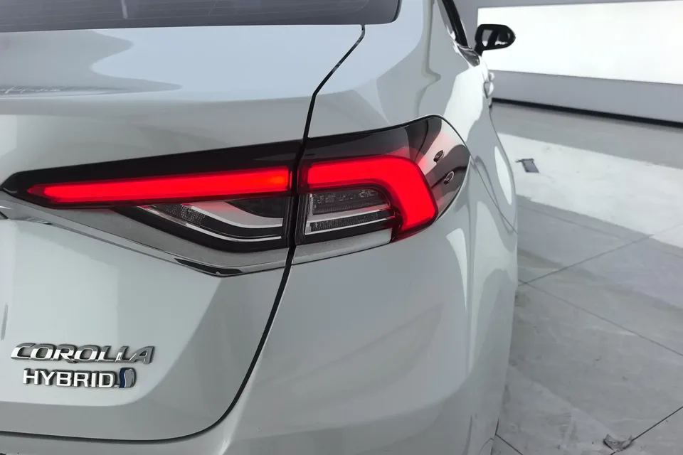Toyota Corolla Corolla 2021 Dual Engine 1.8L E-CVT Elite Edition 2022 — thumbnail 2