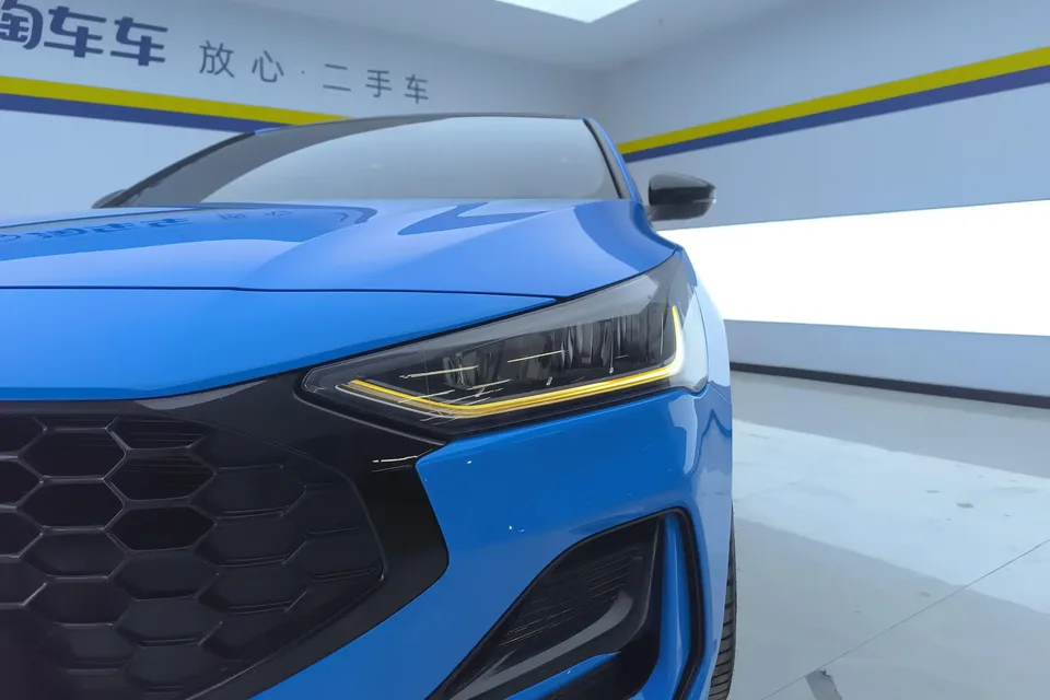 Ford Focus fox 2022 Sedan EcoBoost 180 Automatic ST Line 2023 — миниатюра 2