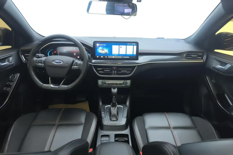 Ford Focus fox 2022 Sedan EcoBoost 180 Automatic ST Line 2023 — миниатюра 4