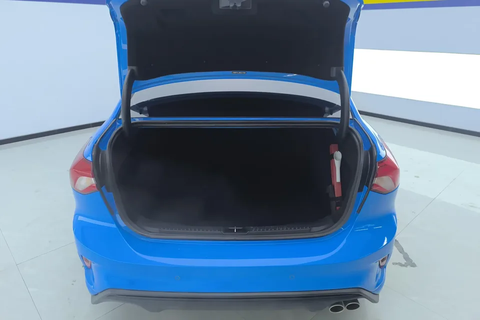 Ford Focus fox 2022 Sedan EcoBoost 180 Automatic ST Line 2023 — миниатюра 5