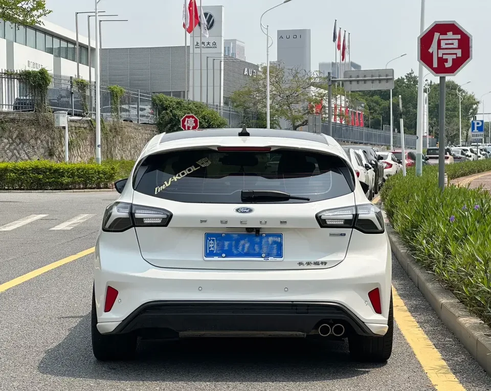 Ford Focus fox 2021 Hatchback EcoBoost 180 Automatic ST Line 2022 — thumbnail 2