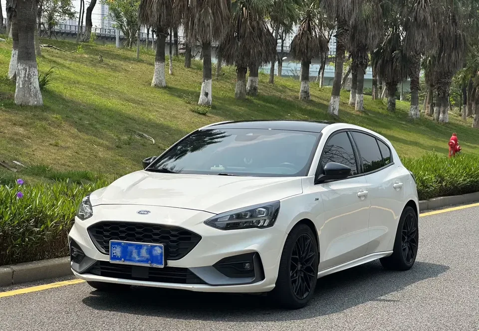 Ford Focus fox 2021 Hatchback EcoBoost 180 Automatic ST Line 2022 — photo 1, buy with delivery to Moscow