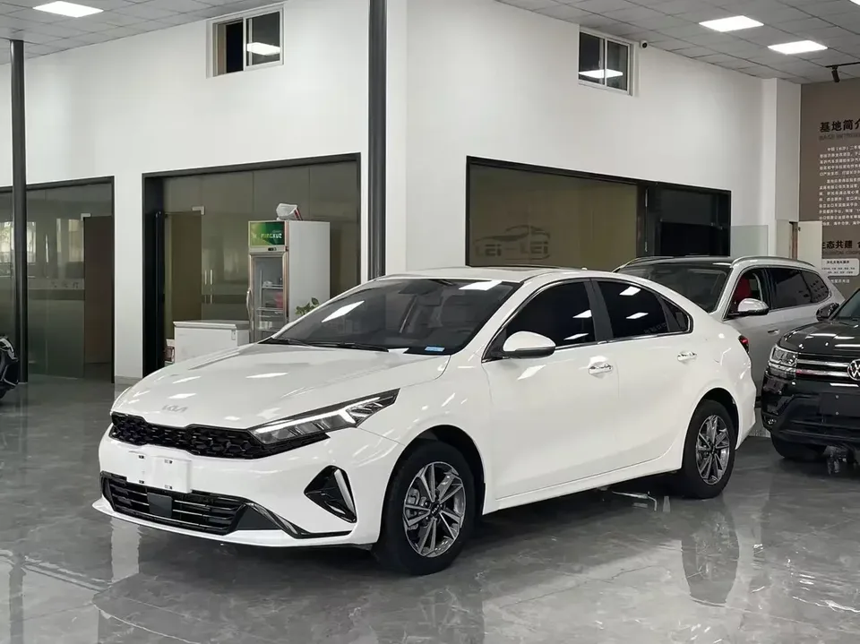 Kia K3 Kia K3 2023 1.5L IVT Deluxe Edition 2022 — фото 1, купить с доставкой в Москву
