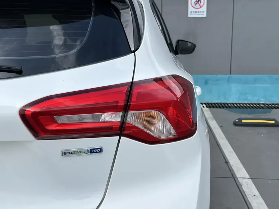 Ford Focus fox 2022 Hatchback EcoBoost 180 Automatic ST Line 2022 — thumbnail 3