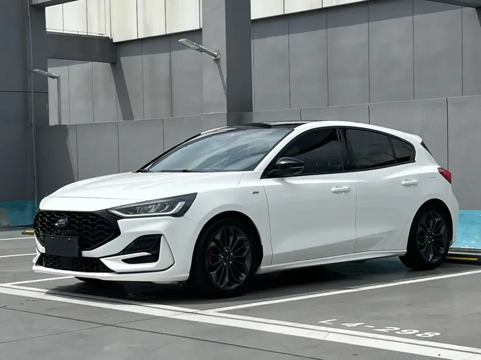Ford Focus fox 2022 Hatchback EcoBoost 180 Automatic ST Line 2022 — photo 1, buy with delivery to Moscow
