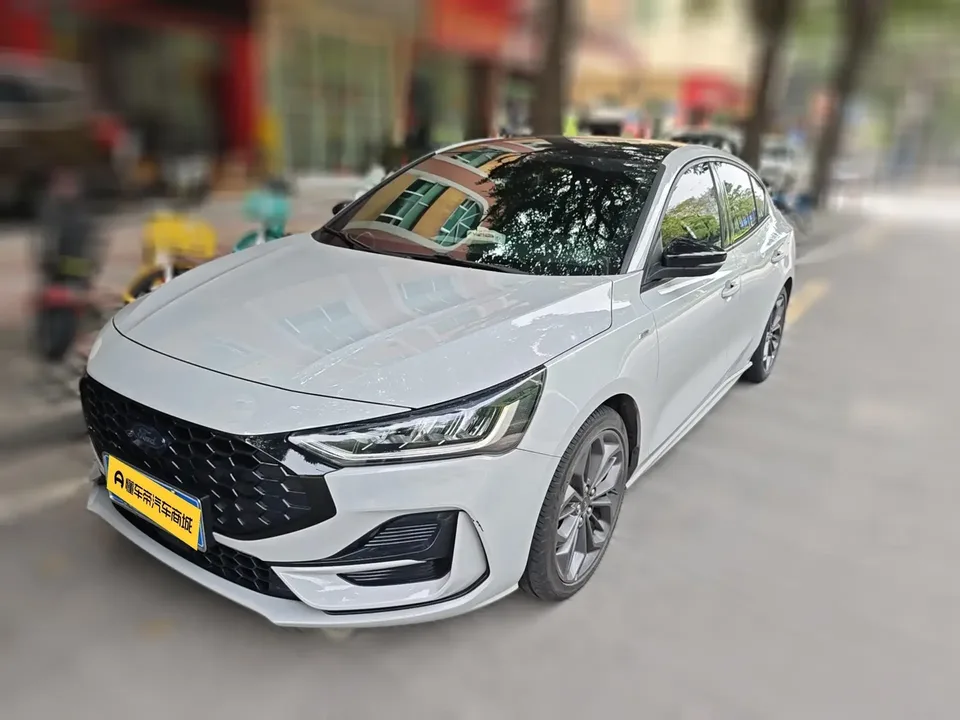 Ford Focus fox 2022 Sedan EcoBoost 180 Automatic ST Line 2022 — фото 1, купить с доставкой в Москву