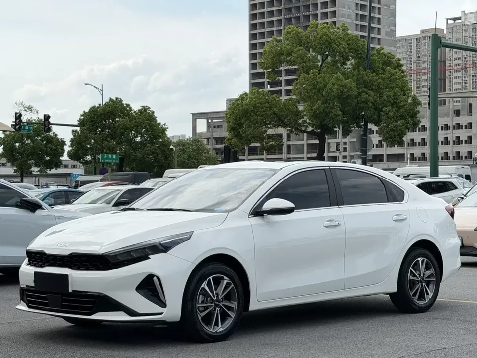 Kia K3 Kia K3 2023 1.5L IVT Deluxe Edition 2023 — photo 1, buy with delivery to Moscow