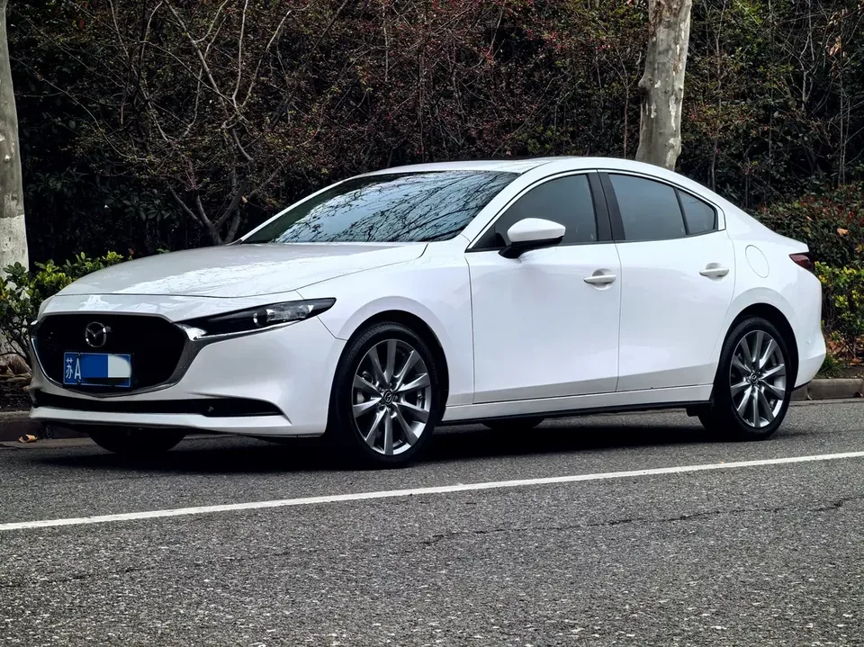 Mazda Axela Mazda3 Angkesela 2023 2.0L Automatic Elegant Edition 2023 — photo 1, buy with delivery to Moscow