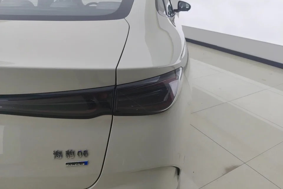 BYD Seal 06DM Seal 06DM 2025 DM-i 80KM Deluxe Smart Driving Edition 2025 — миниатюра 2