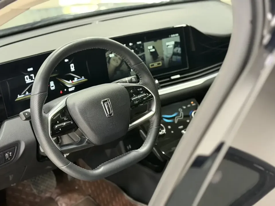 FAW Bestune B70 Pentium B70 2023 Third Generation 1.5T Automatic Enjoyable Model 70th Anniversary Edition 2024 — thumbnail 3