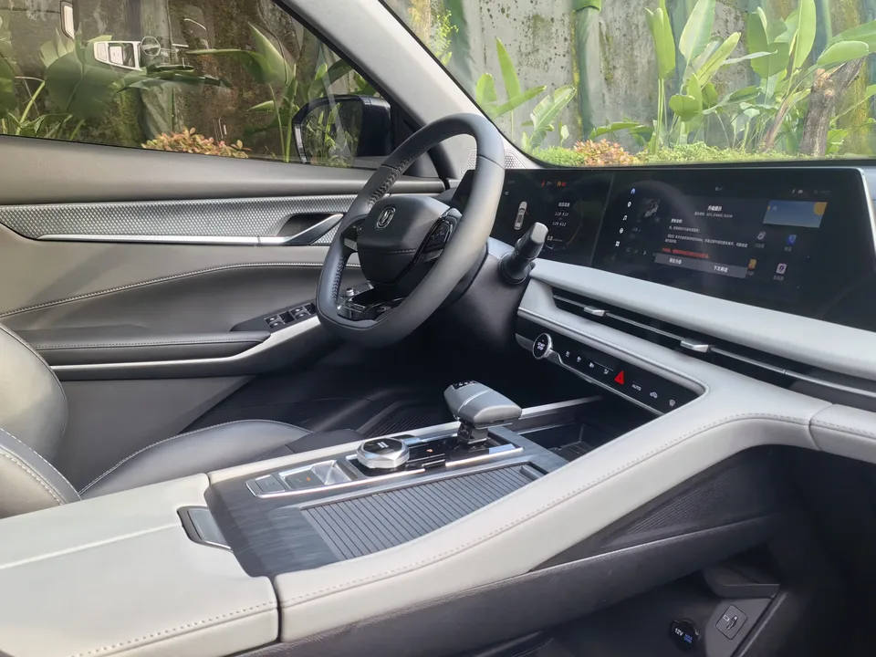 Changan CS75PLUS Changan CS75 PLUS 2024 The third generation champion version 1.5T automatic intelligent driving strong navigation 2024 — thumbnail 4