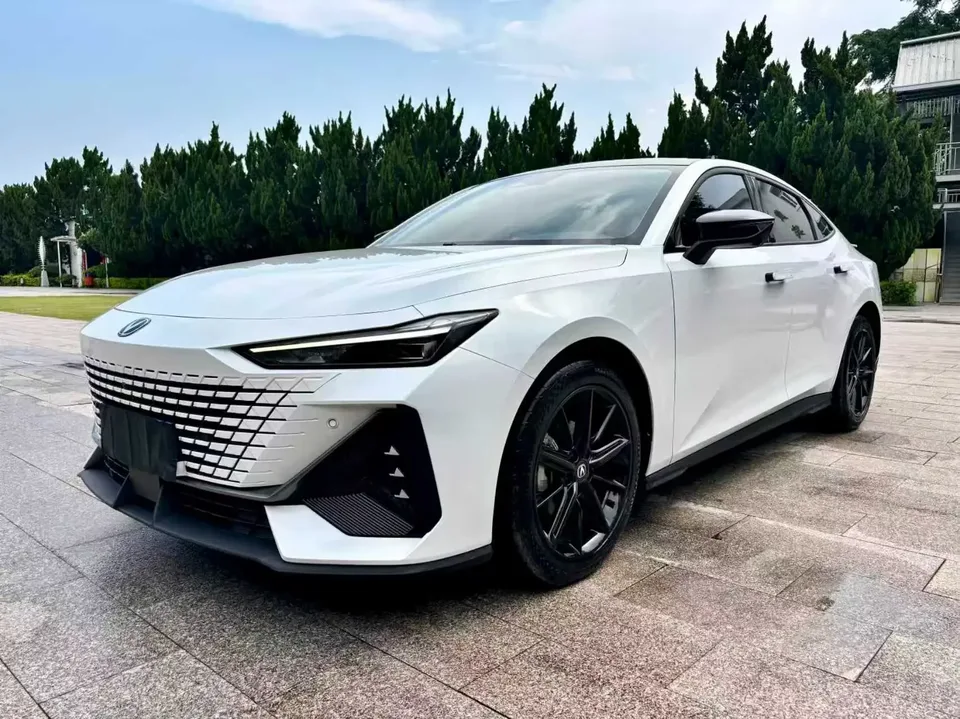 Changan UNI-V Changan UNI-V 2024 1.5T High Energy Edition 2024 — photo 1, buy with delivery to Moscow