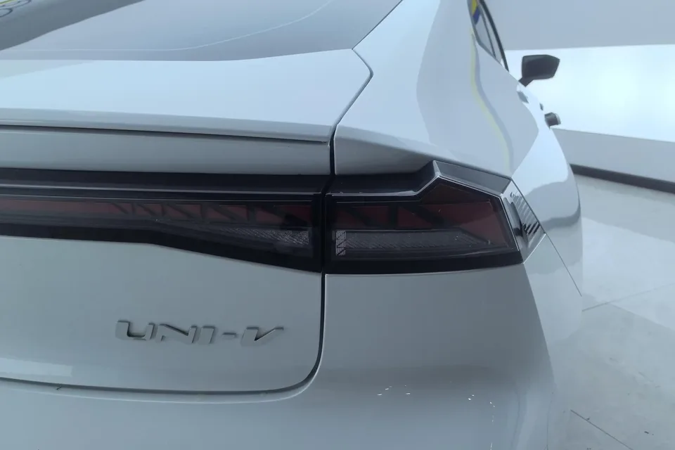 Changan UNI-V Changan UNI-V 2024 1.5T Premium 2025 — thumbnail 2