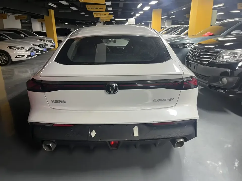 Changan UNI-V Changan UNI-V 2023 1.5T Premium 2023 — миниатюра 2