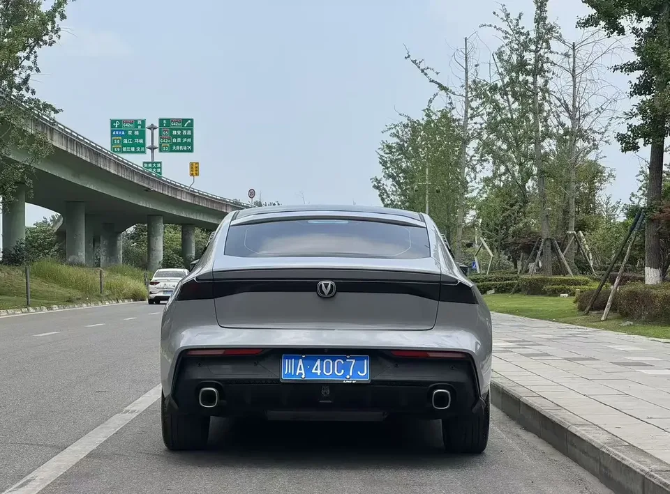 Changan UNI-V Changan UNI-V 2023 1.5T Premium 2023 — миниатюра 2