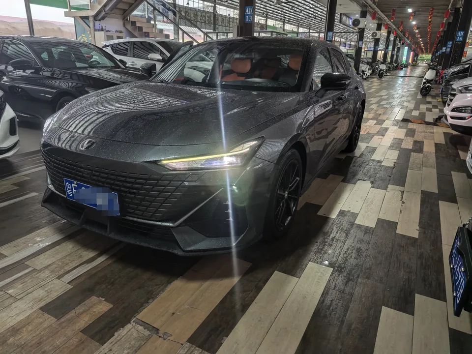 Changan UNI-V Changan UNI-V 2022 1.5T Smart Pilot 2022 — photo 1, buy with delivery to Moscow