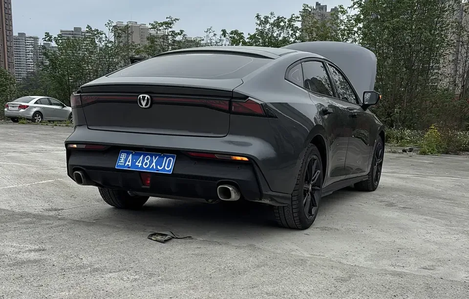 Changan UNI-V Changan UNI-V 2023 1.5T Premium 2024 — миниатюра 2
