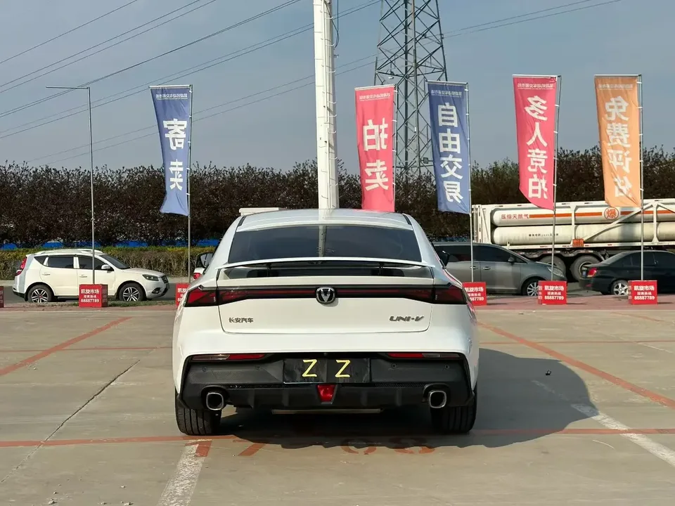 Changan UNI-V Changan UNI-V 2022 1.5T Premium 2022 — миниатюра 2