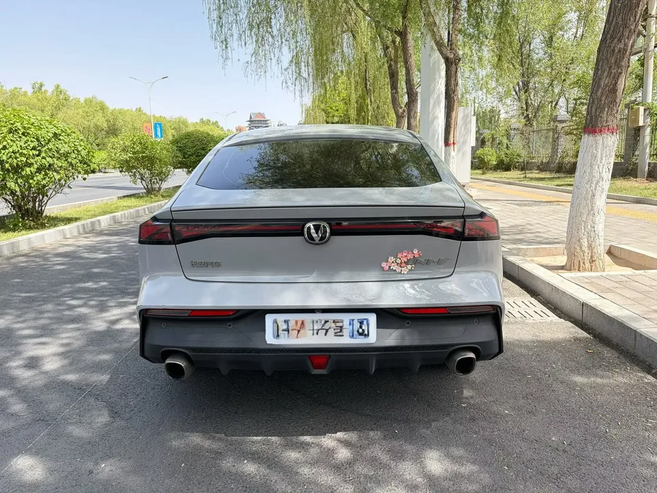 Changan UNI-V Changan UNI-V 2022 1.5T Premium 2022 — thumbnail 2