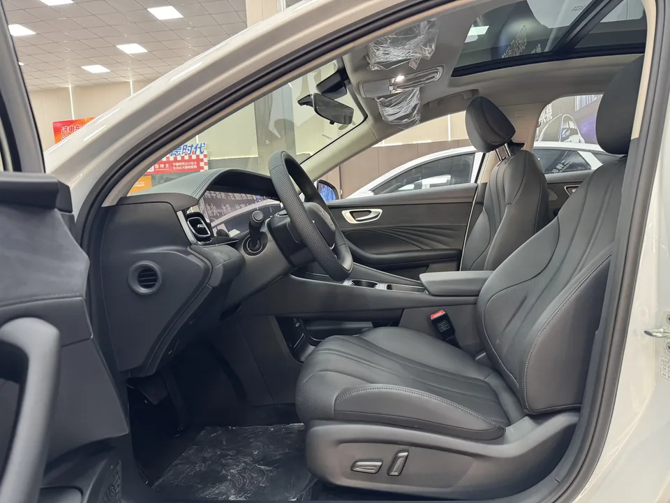 Roewe D7 DMH Roewe D7 DMH 2025 125 World Champion Excellence Edition 2026 — thumbnail 5