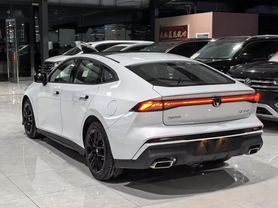 Changan UNI-V Changan UNI-V 2024 1.5T Premium 2026 — thumbnail 4