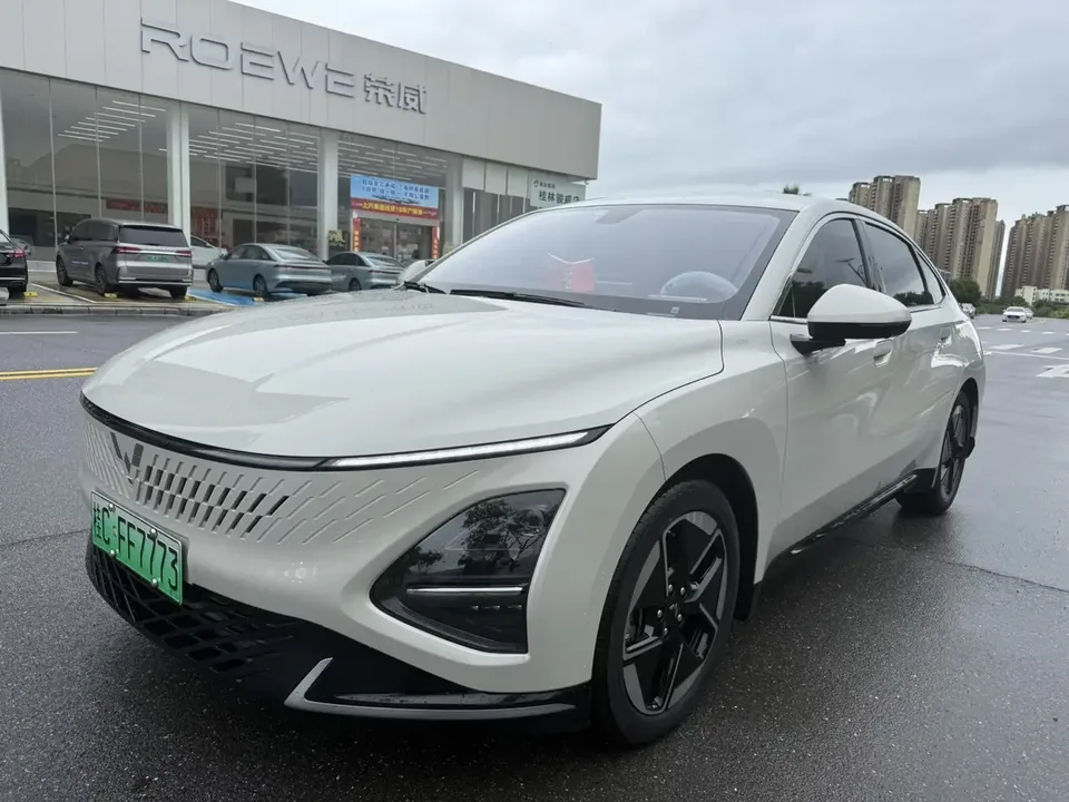 Wuling Starlight PHEV Wuling Starlight PHEV 2023 150 Advanced Version 2024 — photo 1, buy with delivery to Moscow