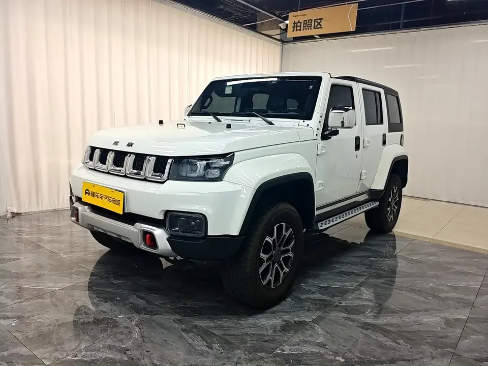 BAIC Beijing Off-road BJ40 Beijing Off-road BJ40 2024 2.0T Automatic 4WD City Hunter Glory Edition 2024 — photo 1, buy with delivery to Moscow