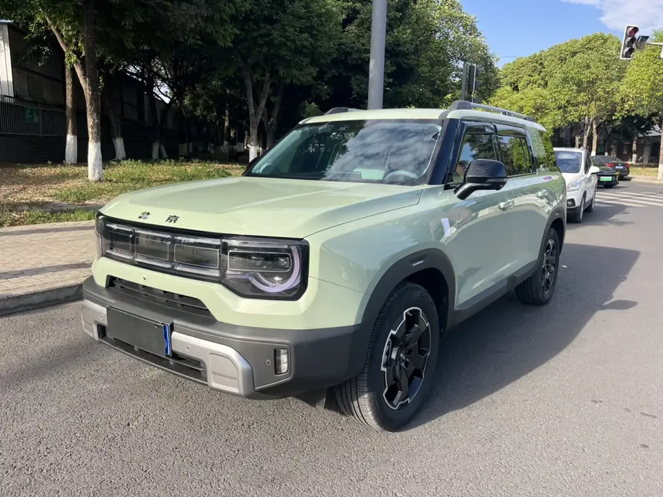 BAIC Beijing Off-road BJ30 Beijing Off-road BJ30 2024 1.5T DHT 4WD Magic Core Electric Drive Advanced Edition 2024 — photo 1, buy with delivery to Moscow