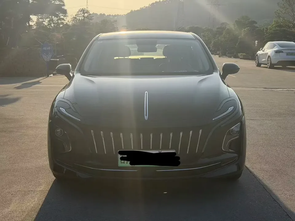 Hongqi E-QM5 Hongqi E-QM5 2023 Basic travel version 2023 — photo 1, buy with delivery to Moscow