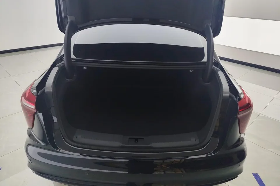 Hongqi H5 PHEV Hongqi H5 PHEV 2025 130 Super Mixed Version 2026 — thumbnail 5