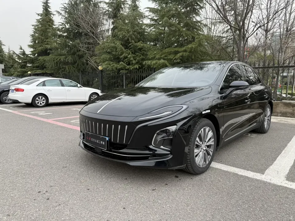 Hongqi E-QM5 Hongqi E-QM5 2024 500km travel version 100kW 2024 — photo 1, buy with delivery to Moscow