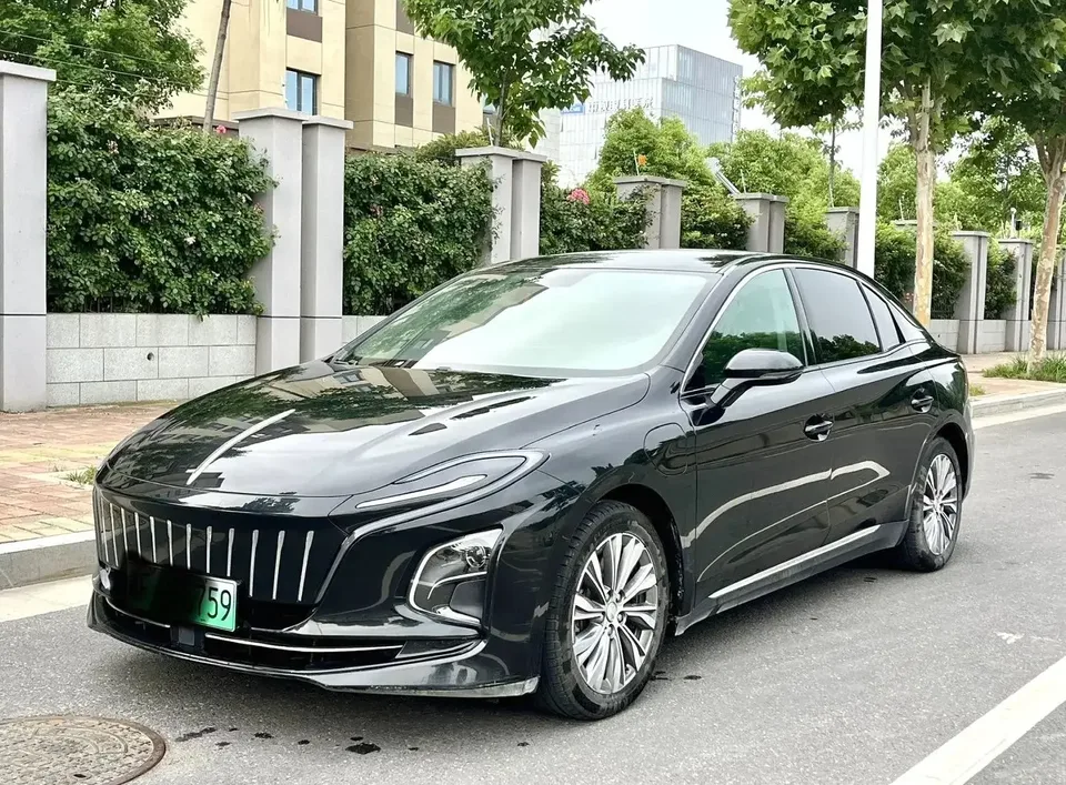 Hongqi E-QM5 Hongqi E-QM5 2024 500km travel version 100kW 2024 — photo 1, buy with delivery to Moscow