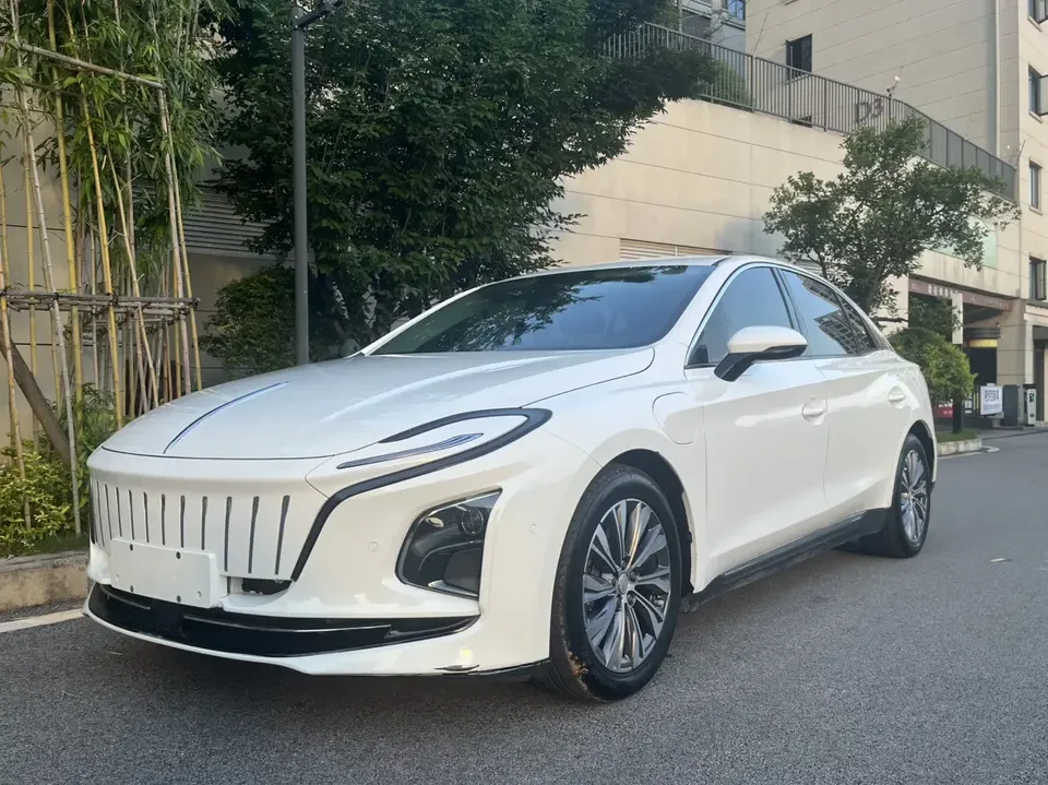 Hongqi E-QM5 Hongqi E-QM5 2022 Charging 431km LeXiang Edition 5-seater 2022 — photo 1, buy with delivery to Moscow