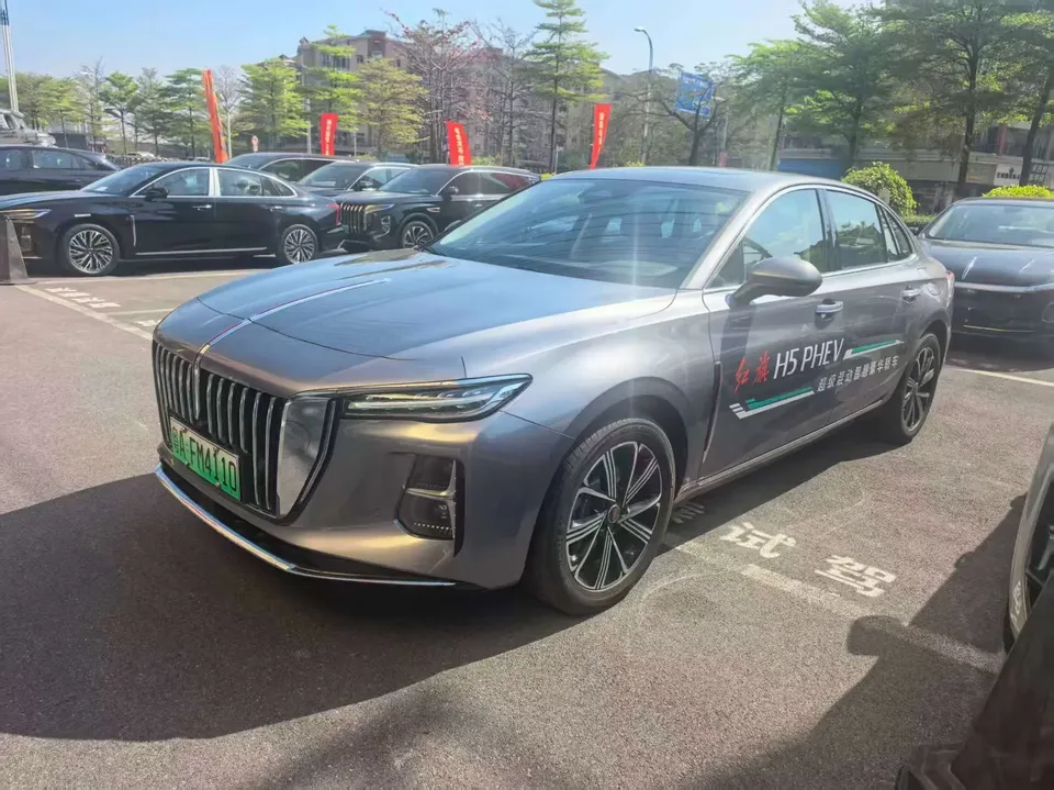 Hongqi H5 PHEV Hongqi H5 PHEV 2025 170 Super Mixed Version 2025 — photo 1, buy with delivery to Moscow