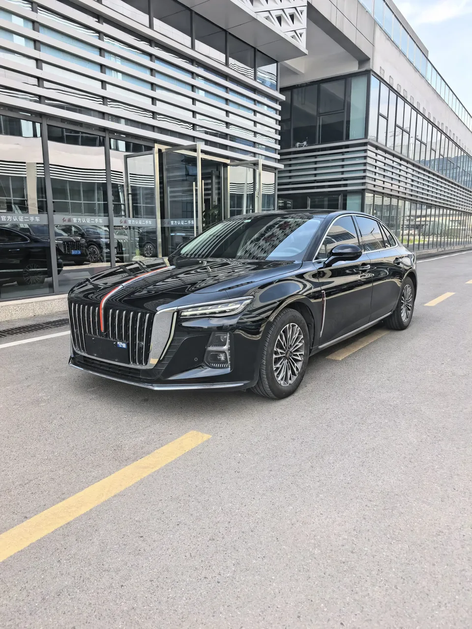 Hongqi H5 Hongqi H5 2023 1.5T DCT Zhilian Qiyun Edition 2023 — photo 1, buy with delivery to Moscow
