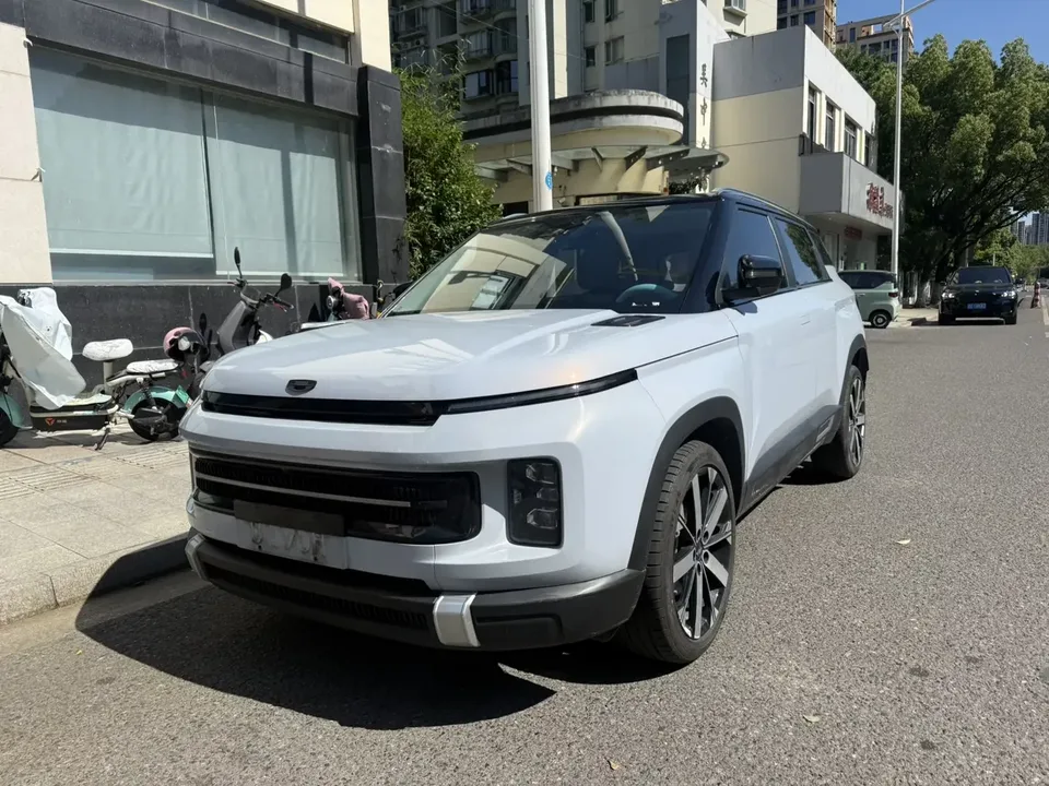 Geely ICON Geely ICON 2023 1.5TD Chocolate Chocolate Edition 2024 — photo 1, buy with delivery to Moscow