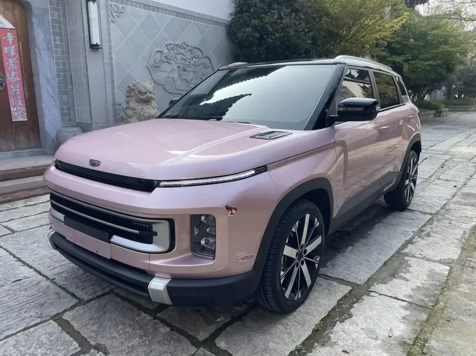 Geely ICON Geely ICON 2023 1.5TD Chocolate Chocolate Edition 2023 — photo 1, buy with delivery to Moscow