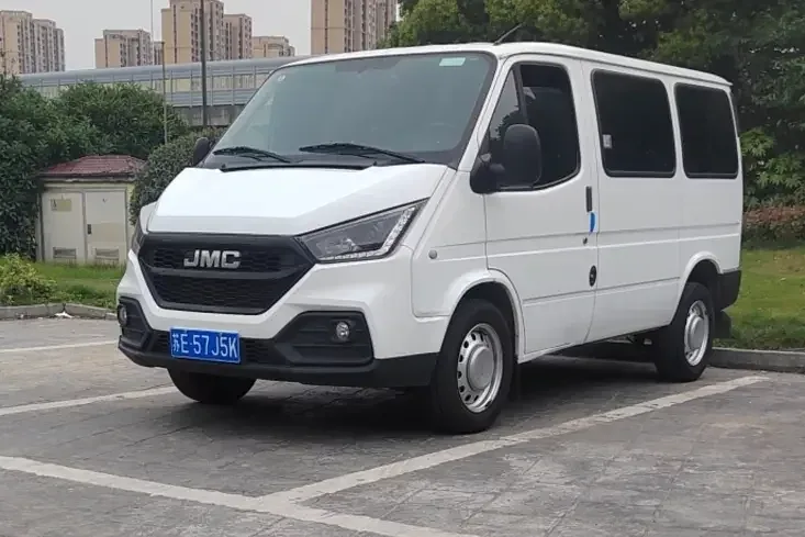 Jiangling Teshun Teshun 2019 2.8T commercial vehicle short-axle low-top 6-seater National VI JX493 2023 — photo 1, buy with delivery to Moscow